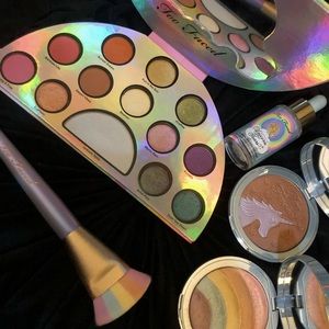 Too faced NIB
Life’s A Festival Collection
channel your inner unicorn.🦄